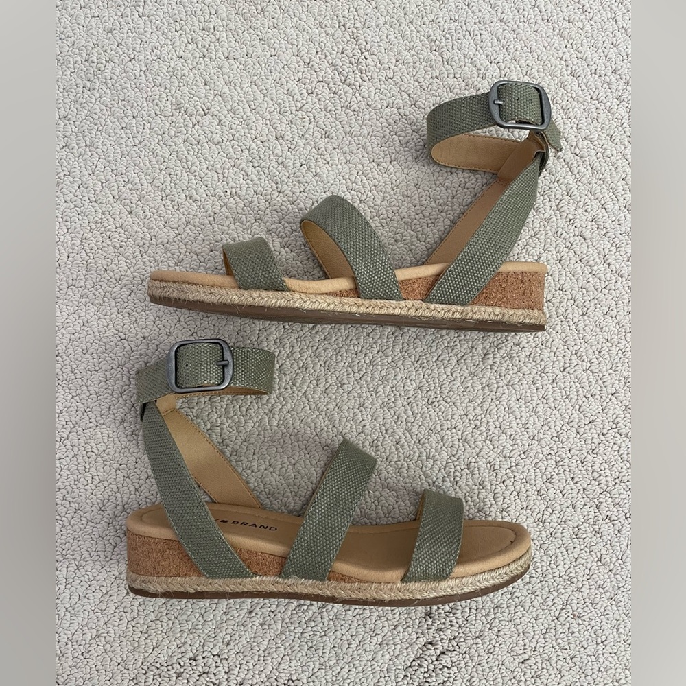 New Olive Green Lucky Brand Sandals🍀